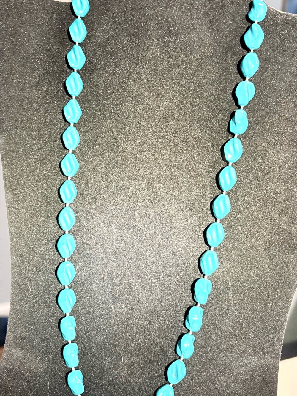 Vintage teal acrylic bead necklace - Picture 3 of 3